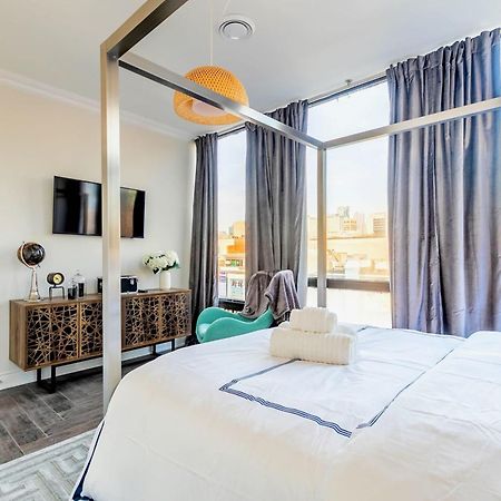 Modern Pet-Friendly Chinatown Apartment トロント エクステリア 写真