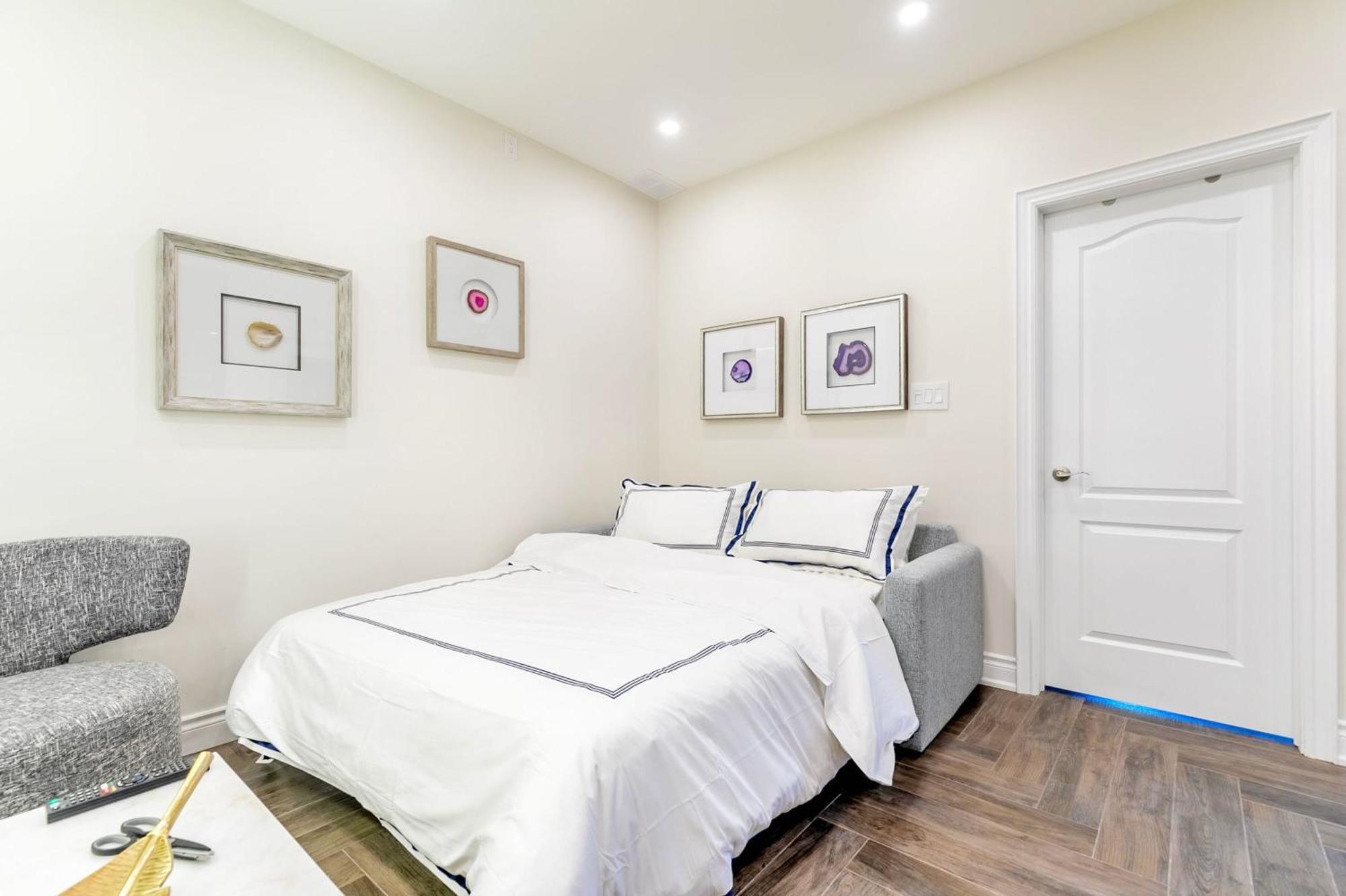 Modern Pet-Friendly Chinatown Apartment トロント エクステリア 写真
