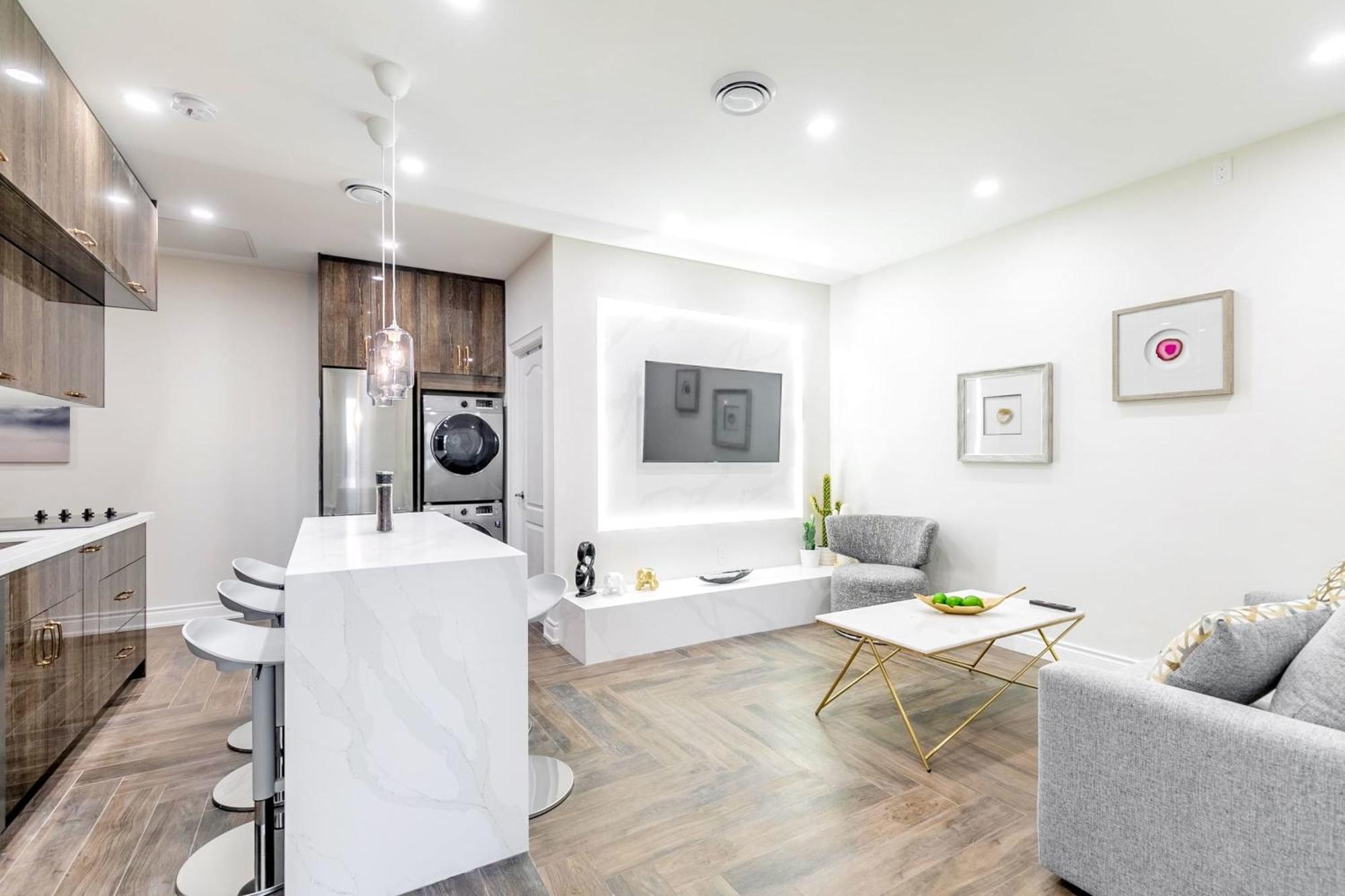 Modern Pet-Friendly Chinatown Apartment トロント エクステリア 写真