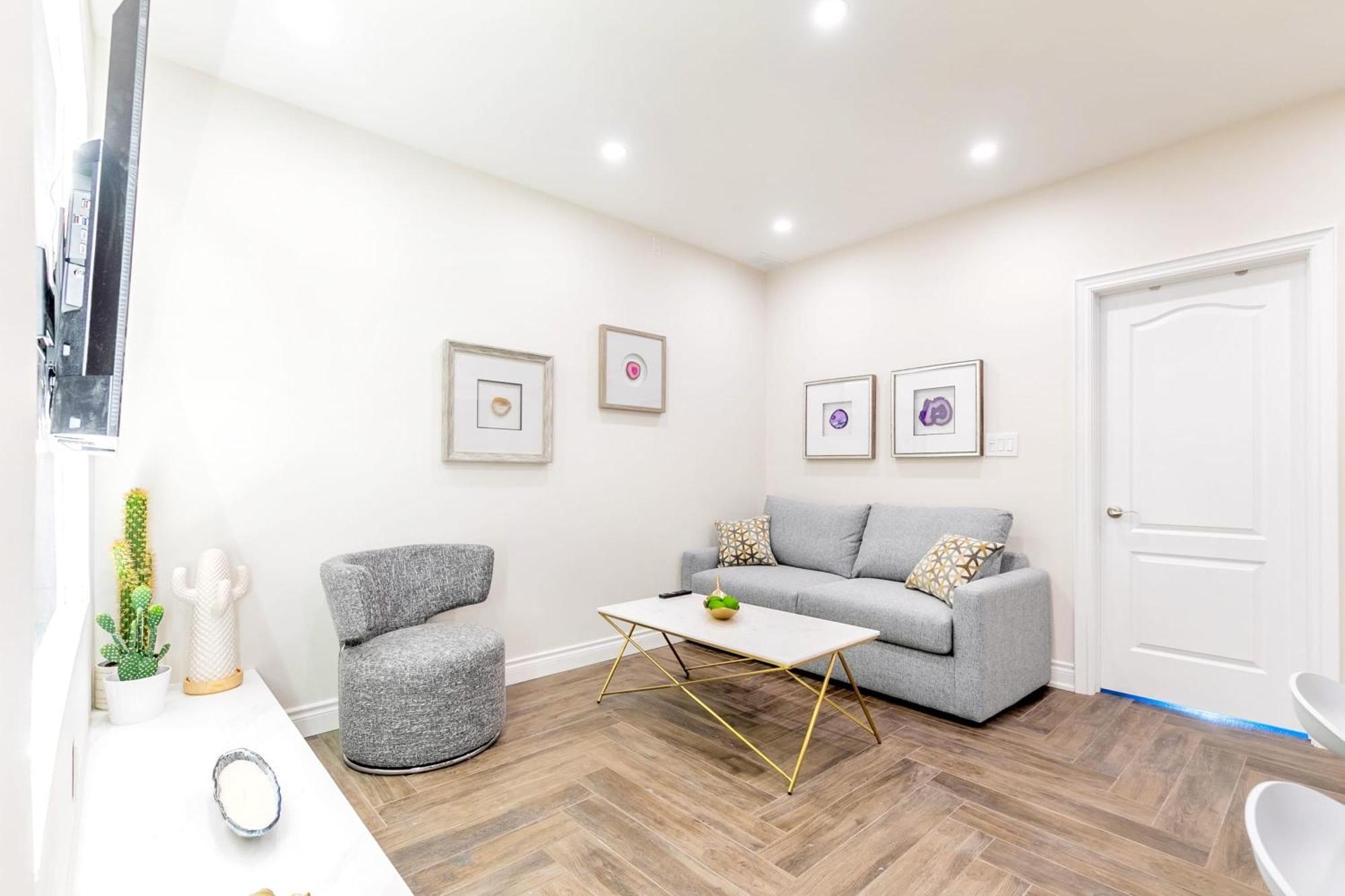 Modern Pet-Friendly Chinatown Apartment トロント エクステリア 写真