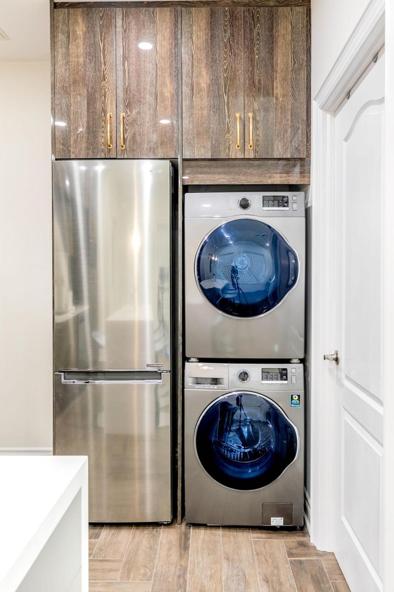 Modern Pet-Friendly Chinatown Apartment トロント エクステリア 写真